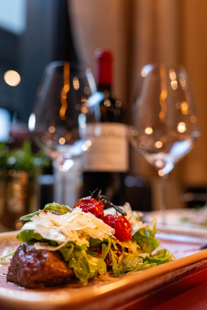 Gourmet steak with arugula salad and cherry tomatoes